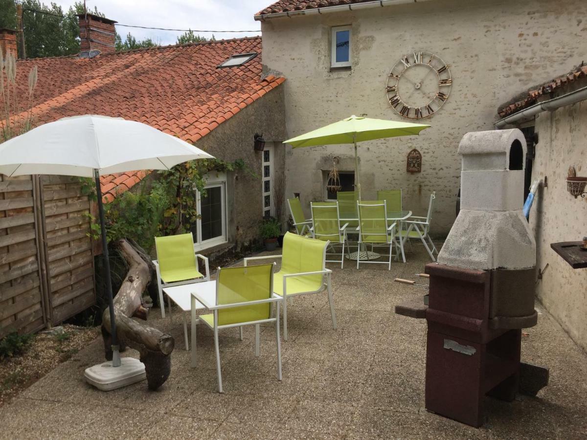 Le Gite Au Coin Des Abeilles La Caillère Exterior foto